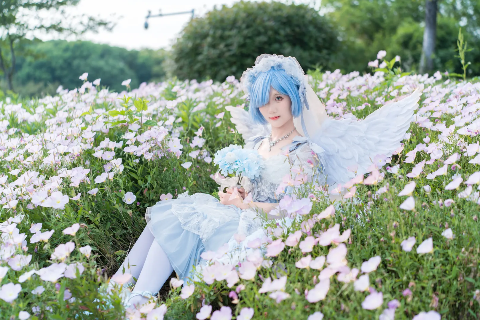 二次元コスプレ, レム コスプレ, Re:ゼロから始める異世界生活, ポーズ参考, 月見草畑の撮影 - 1枚目