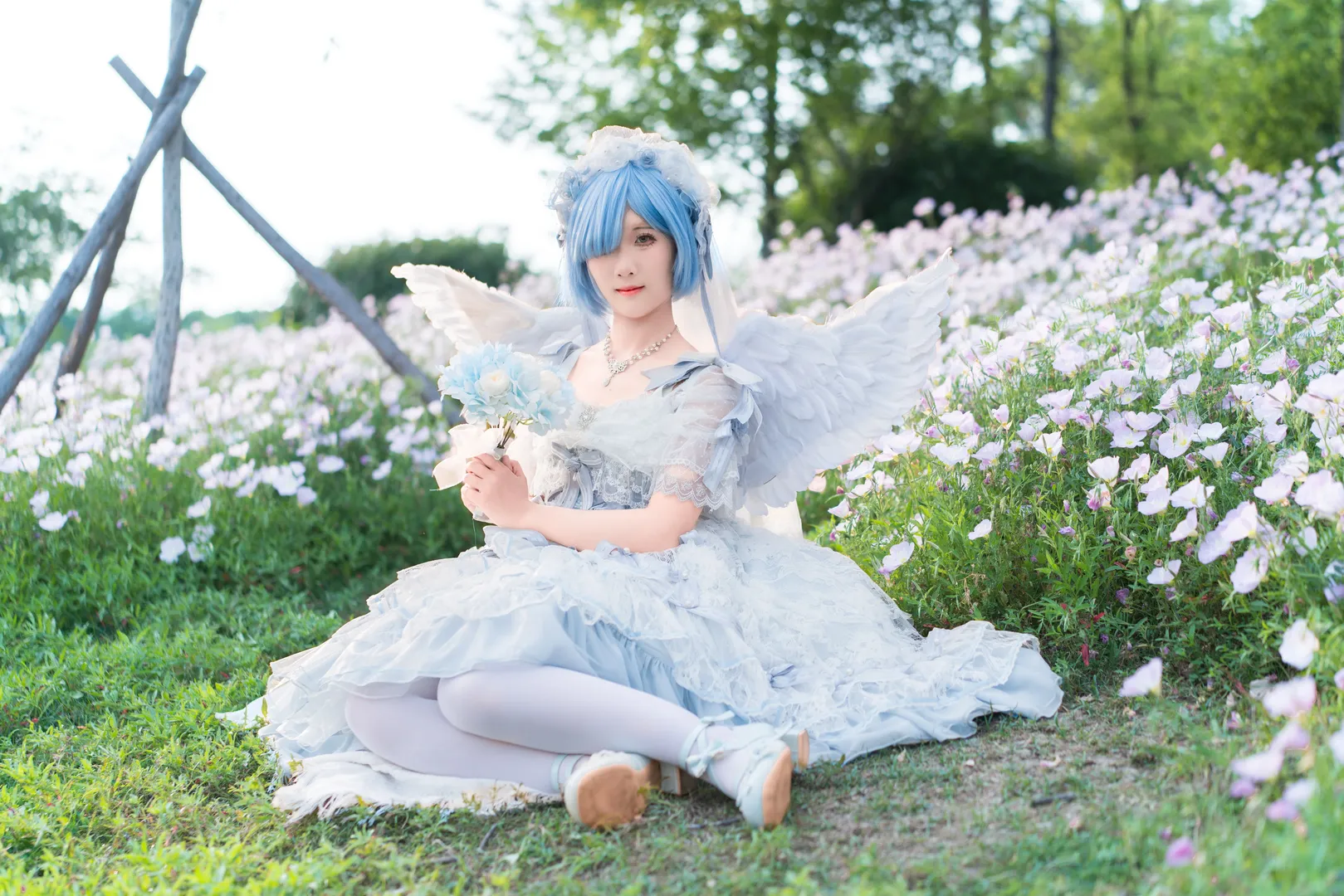 二次元コスプレ, レム コスプレ, Re:ゼロから始める異世界生活, ポーズ参考, 月見草畑の撮影 - 4枚目