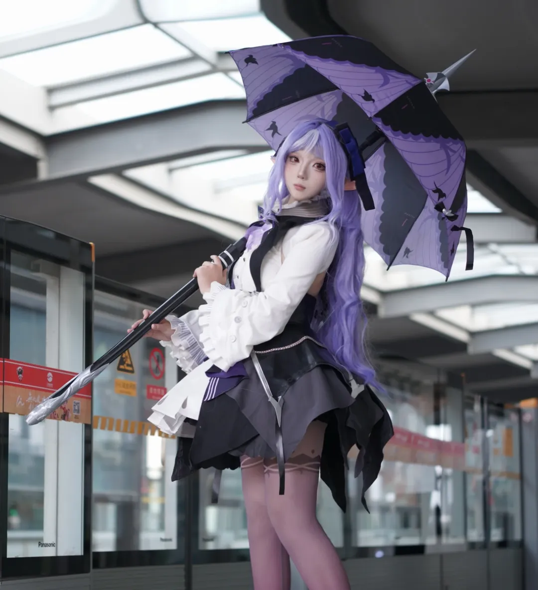 Zenless Zone Zero, Anime-style photography, Vivian cosplay, Gothic style outfit, Platform on-location photography