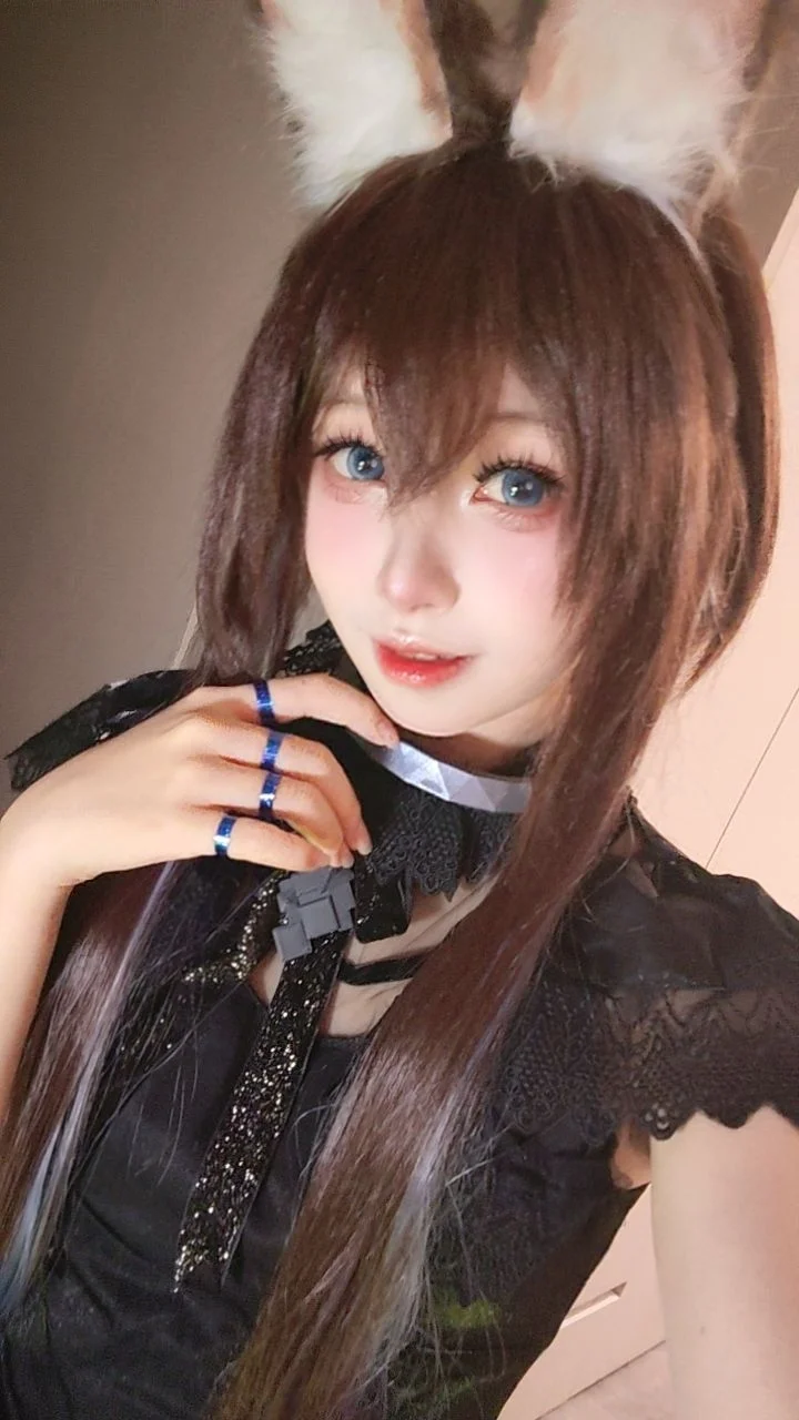 阿米娅cos, cosplay日常, 兽耳装扮, 蓝色美瞳, 黑色蕾丝