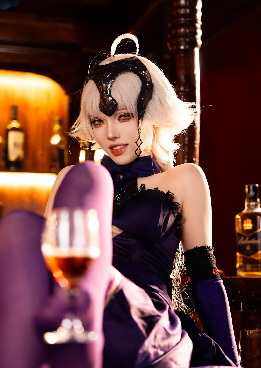 Fate/Grand Order, 二次元cosplay, 黑贞德cos, 酒吧氛围感, 高跟丝袜穿搭 - 第1张