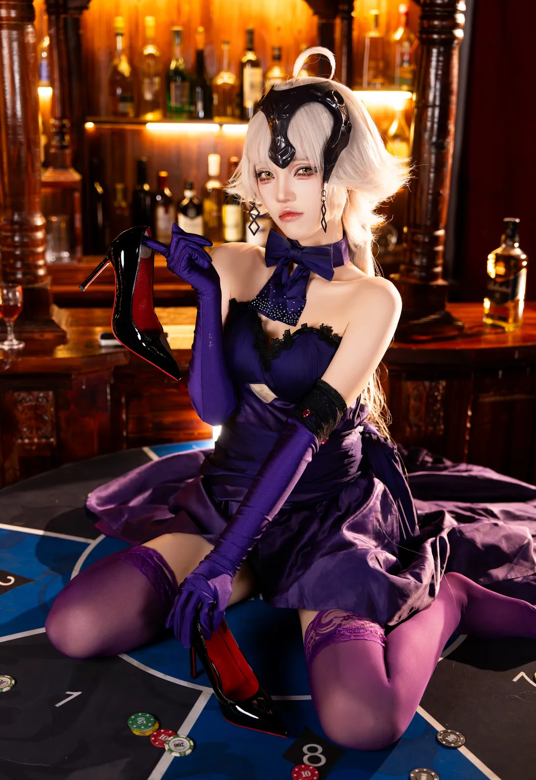 Fate/Grand Order, 二次元cosplay, 黑贞德cos, 酒吧氛围感, 高跟丝袜穿搭 - 第2张