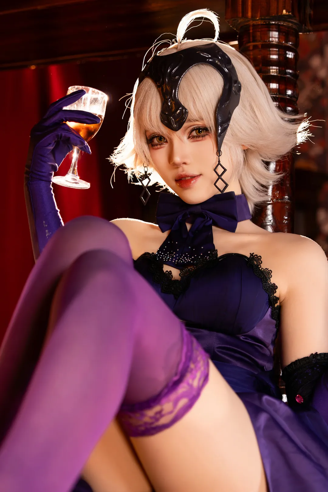 Fate/Grand Order, 二次元cosplay, 黑贞德cos, 酒吧氛围感, 高跟丝袜穿搭 - 第3张