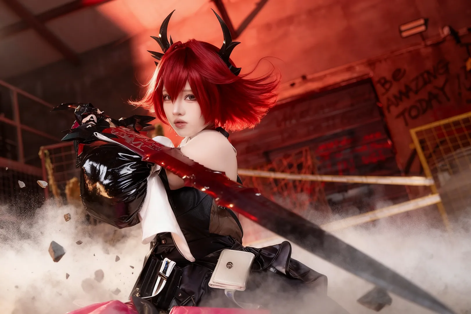コスプレ, アークナイツ：エンドフィールド, レーヴァテイン コスプレ, 廃墟風撮影, 赤髪の女剣士 - 1枚目