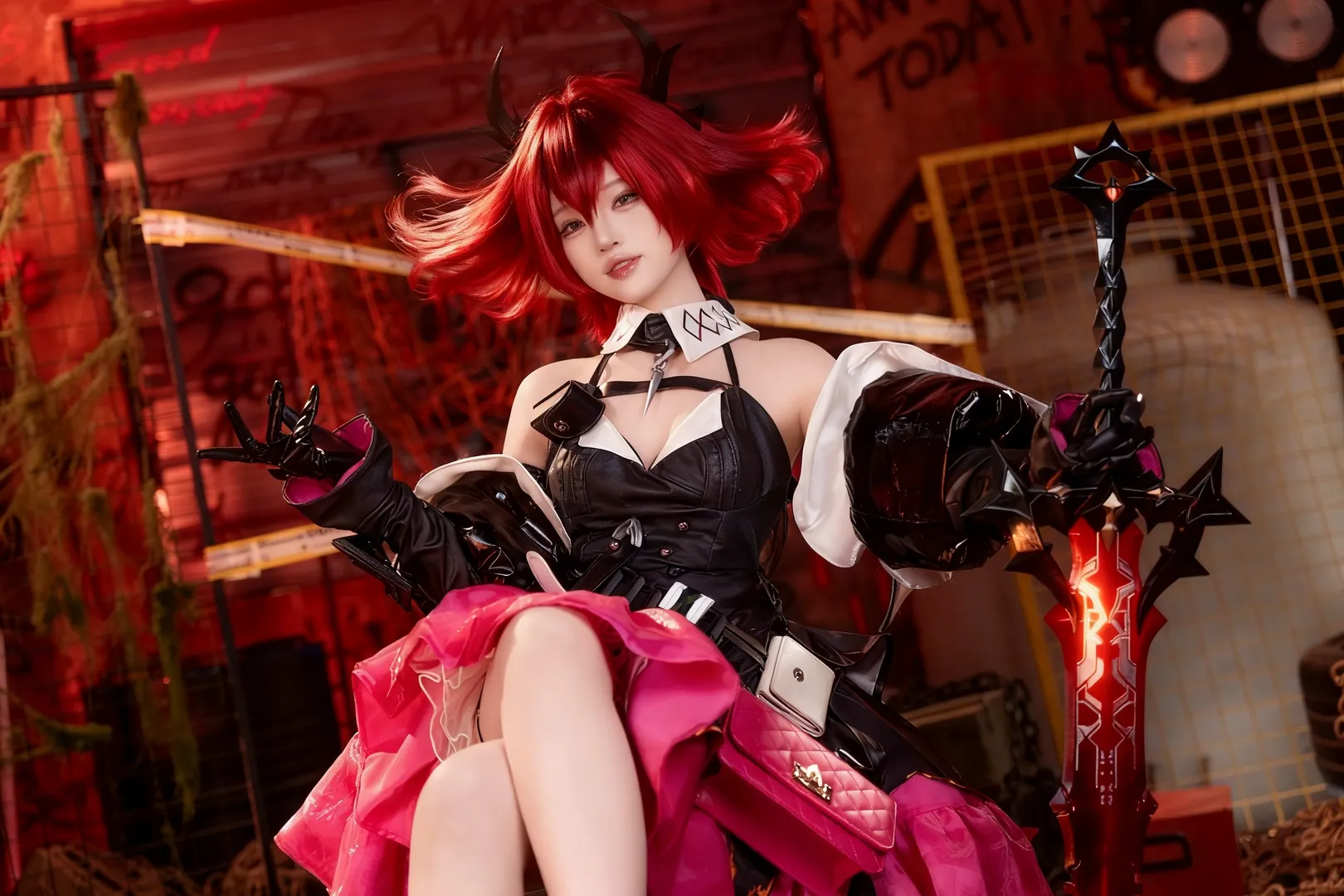 コスプレ, アークナイツ：エンドフィールド, レーヴァテイン コスプレ, 廃墟風撮影, 赤髪の女剣士 - 2枚目