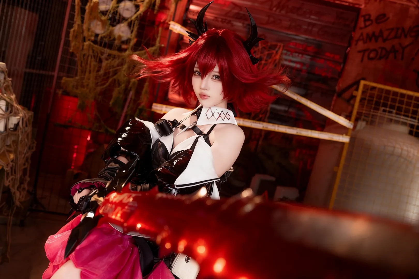 コスプレ, アークナイツ：エンドフィールド, レーヴァテイン コスプレ, 廃墟風撮影, 赤髪の女剣士 - 4枚目