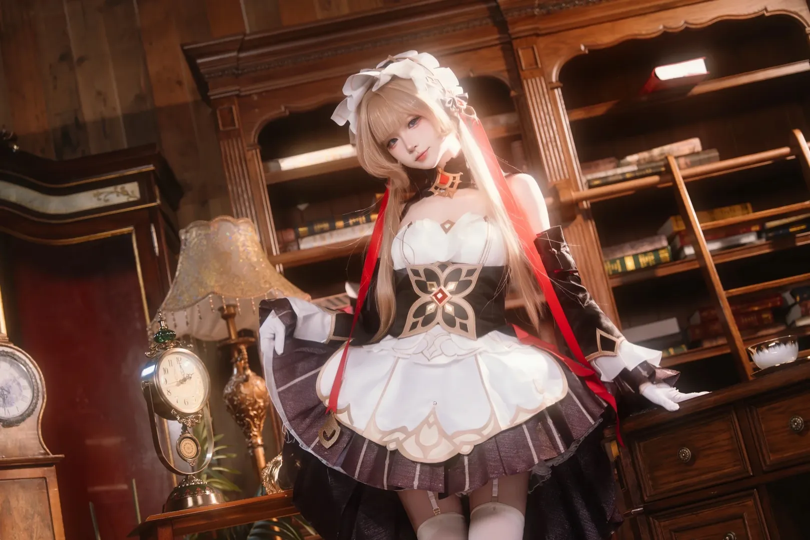 サンドローネ コスプレ, 原神, 二次元撮影, レトロな書斎, 白タイツロリータドレス - 3枚目