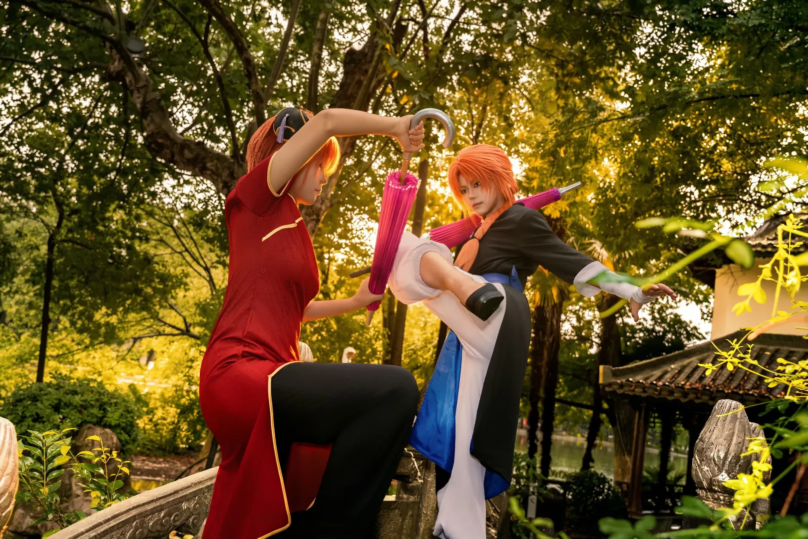 二次元角色扮演, 中式园林cosplay, 双神主题摄影, 动漫动作还原, 黄昏户外人像
