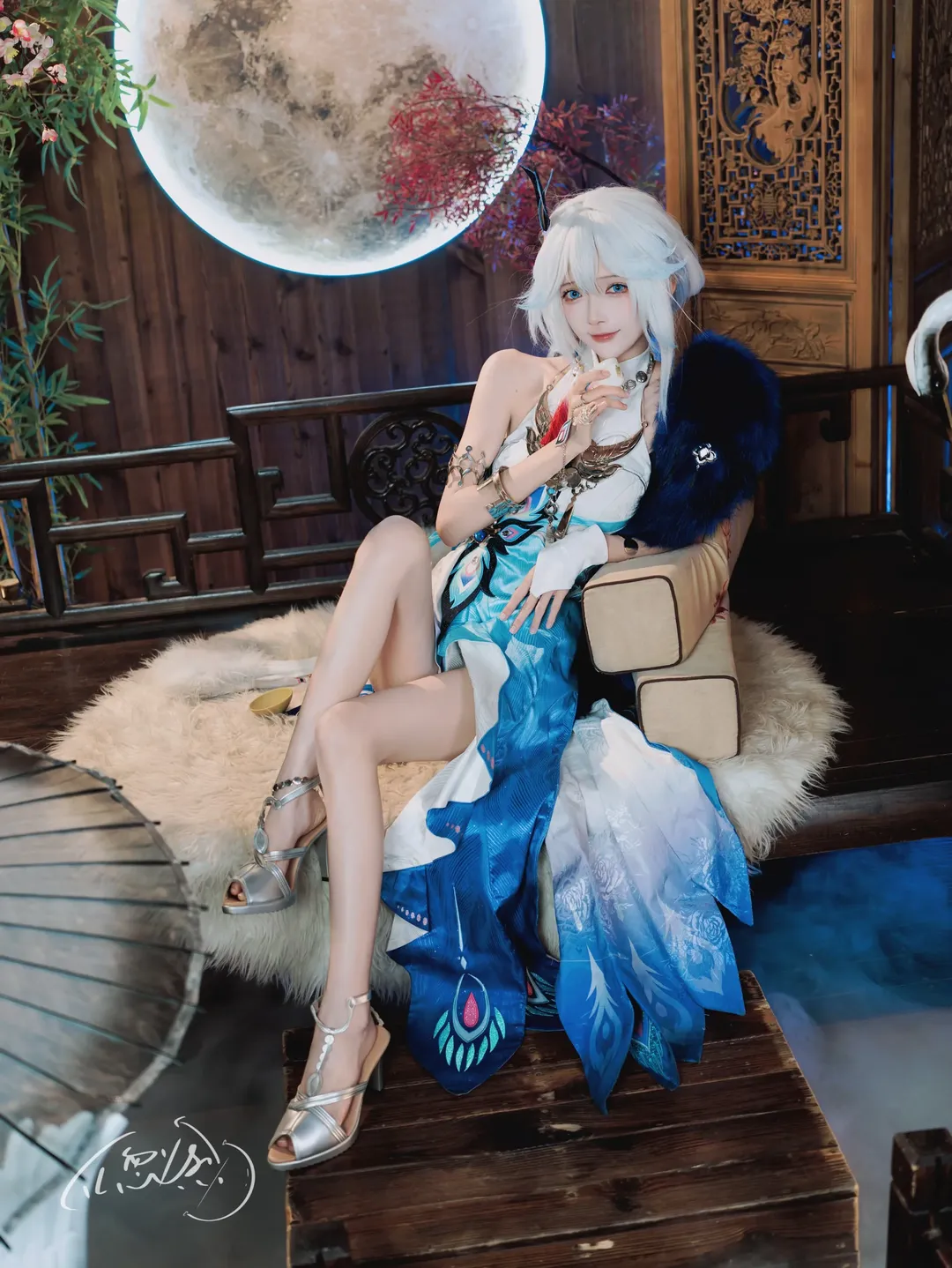 Honkai: Star Rail, Yao Guang cosplay, Silver-white hair, traditional style, Xianzhou character, High-slit skirt