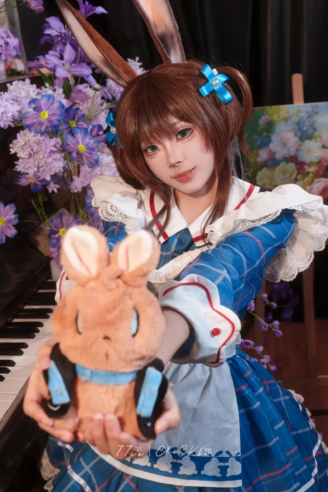 2次元少女, アークナイツ, アーミヤ コスプレ, コスプレ撮影, 青と白のチェック柄スカート - 2枚目
