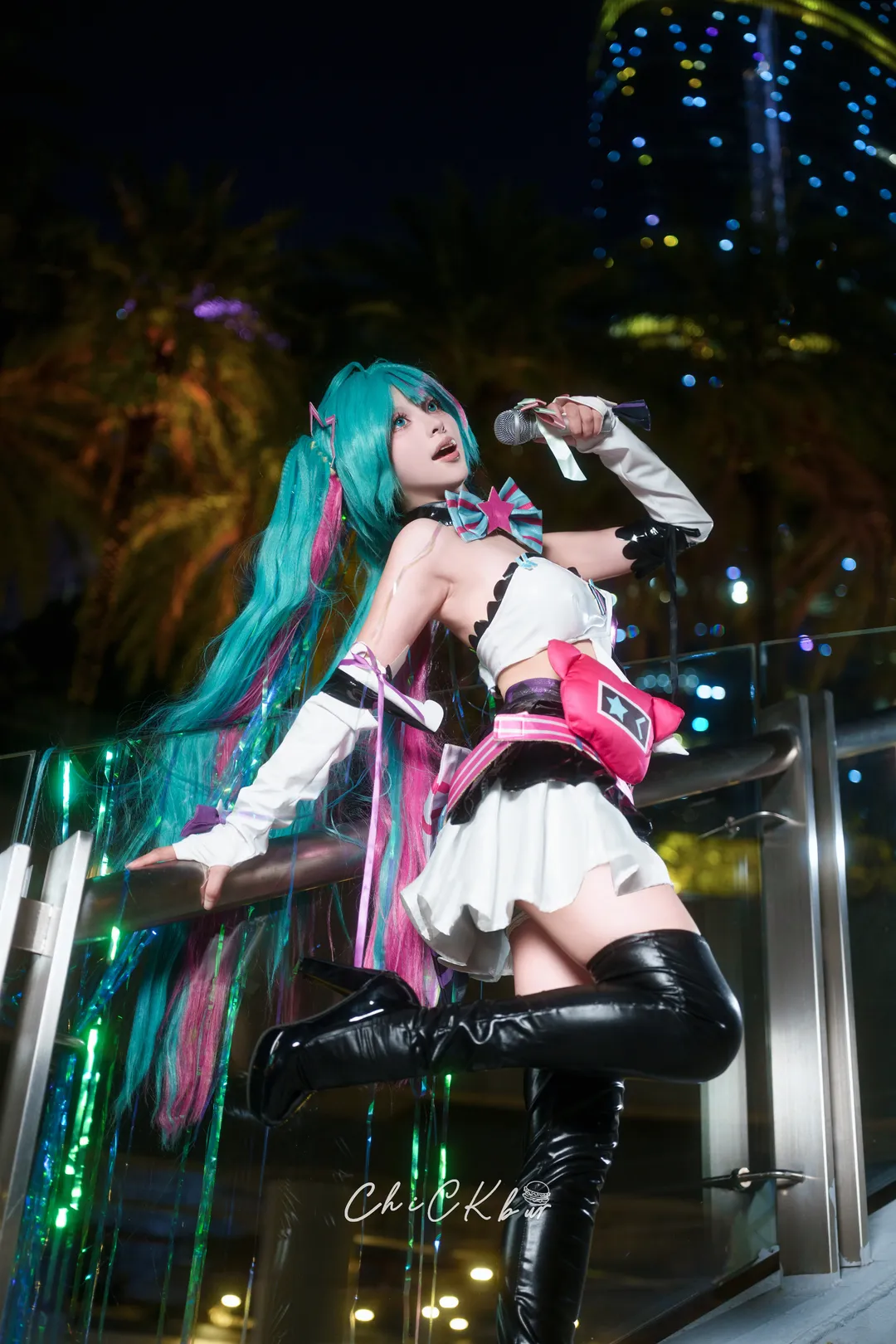 初音未来cos, 双马尾, 夜景摄影, 喵斯快跑, 亮面过膝靴