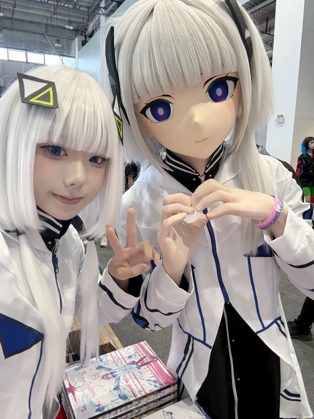 漫展cosplay, 可不cos, 神椿, 广州神椿only, 银白发造型 - 第3张