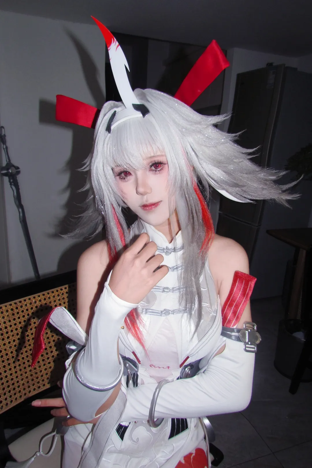 叶瞬光cos, 绝区零, cosplay, 白裙穿搭, 银发角色 - 第1张