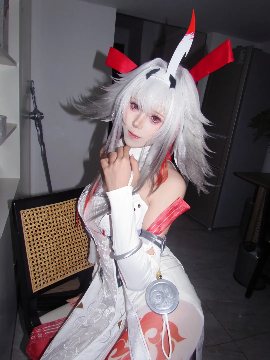 叶瞬光cos, 绝区零, cosplay, 白裙穿搭, 银发角色
