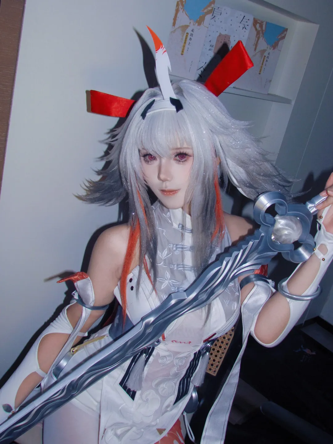 叶瞬光cos, 绝区零, cosplay, 白裙穿搭, 银发角色 - 第3张