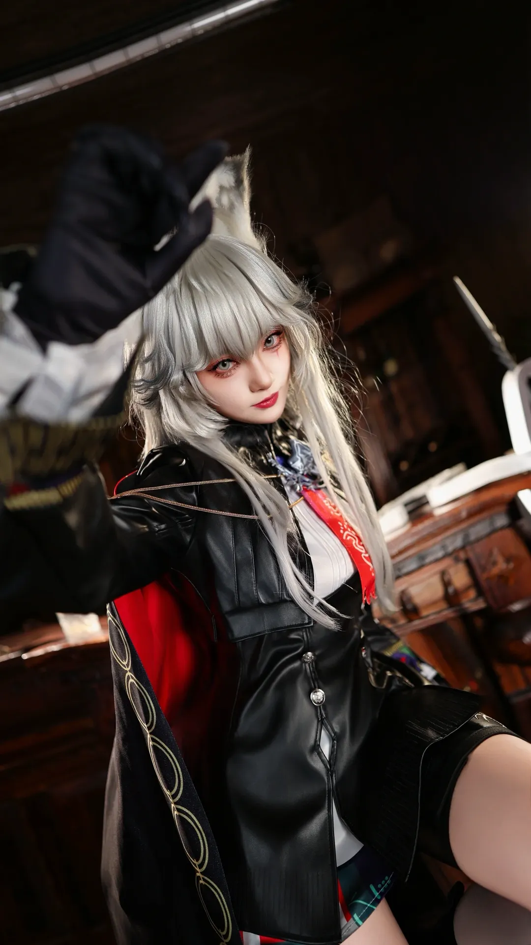 明日方舟, 荒芜拉普兰德cos, cos正片分享, 银发兽耳cosplay, 机车皮衣穿搭