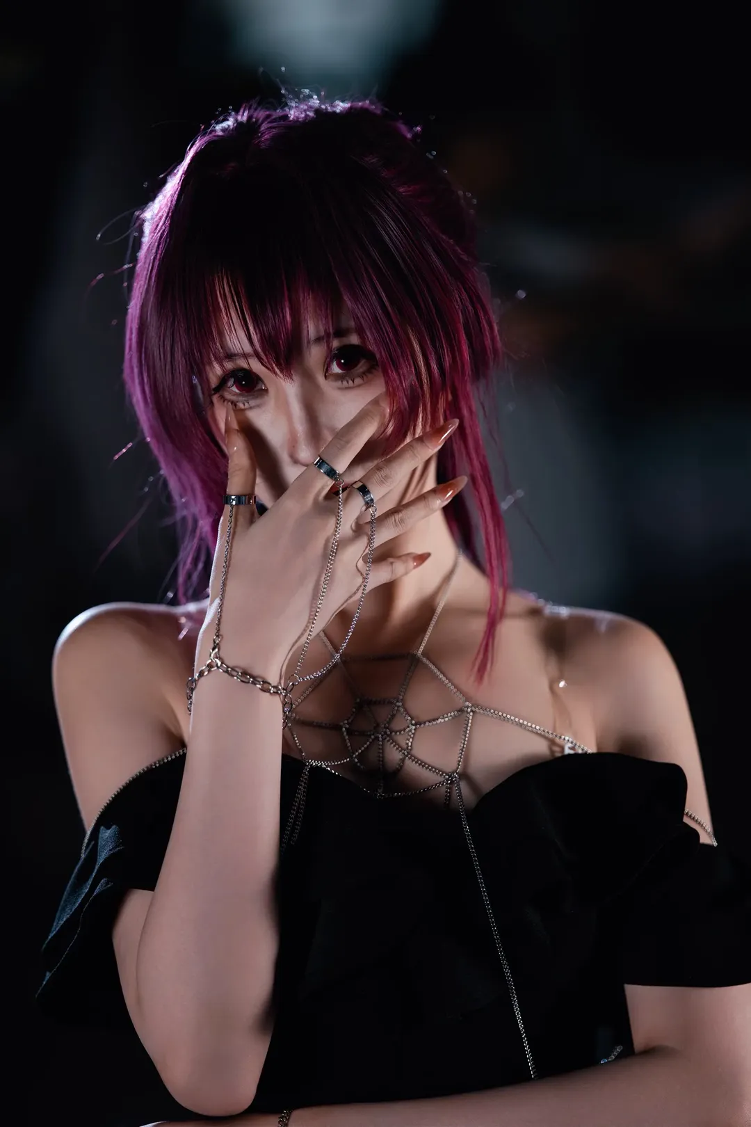崩坏星穹铁道, 卡芙卡cos, cosplay摄影, 暗黑风cos, 金属链条配饰