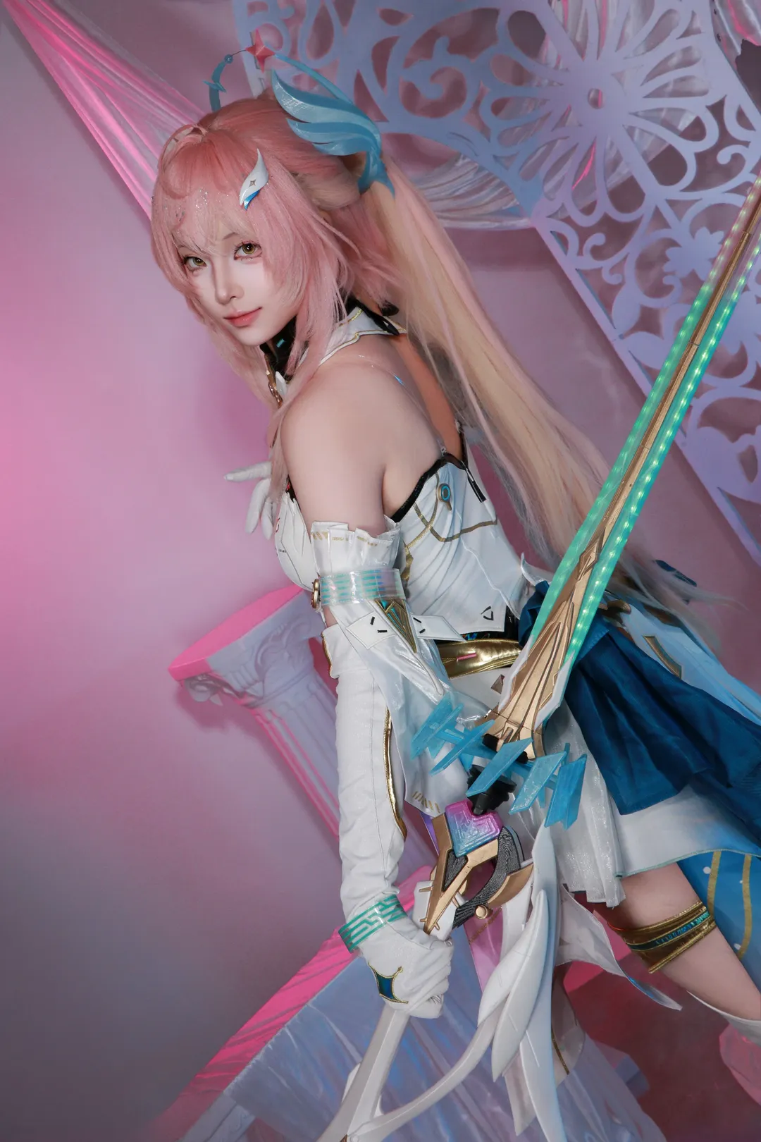 鸣潮, 爱弥斯cos, 粉色头发cosplay, 科幻风cos, 纸飞机道具 - 第3张