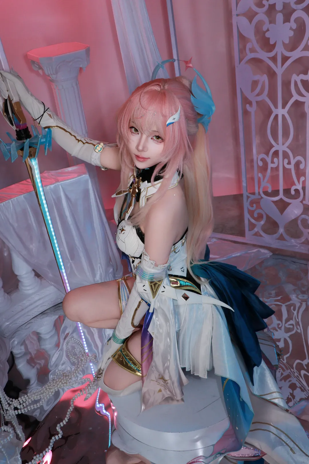 鸣潮, 爱弥斯cos, 粉色头发cosplay, 科幻风cos, 纸飞机道具 - 第4张