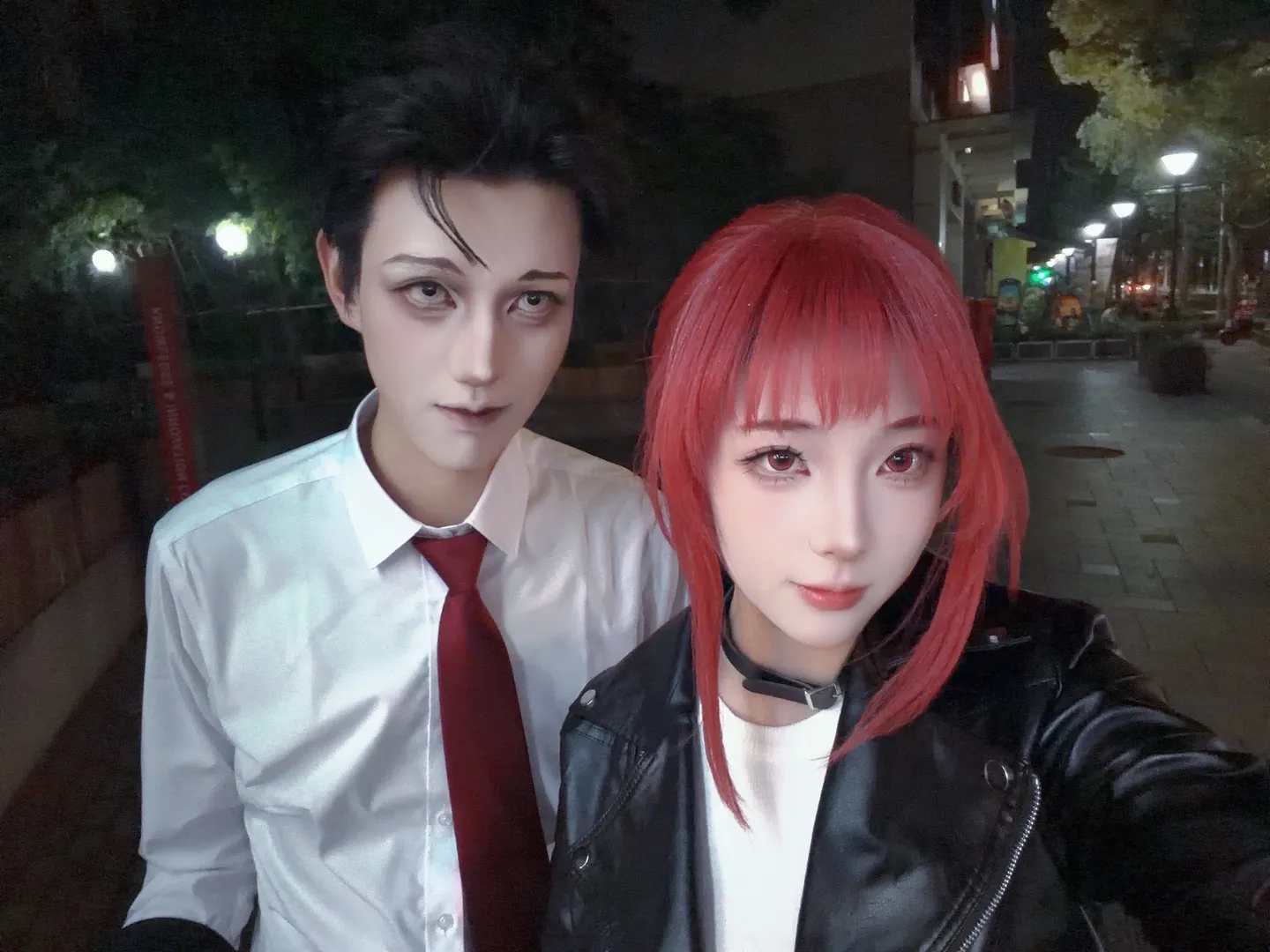 cosplay, 红发假发, 皮衣穿搭, 街头夜景拍摄, 二次元同好 - 第1张