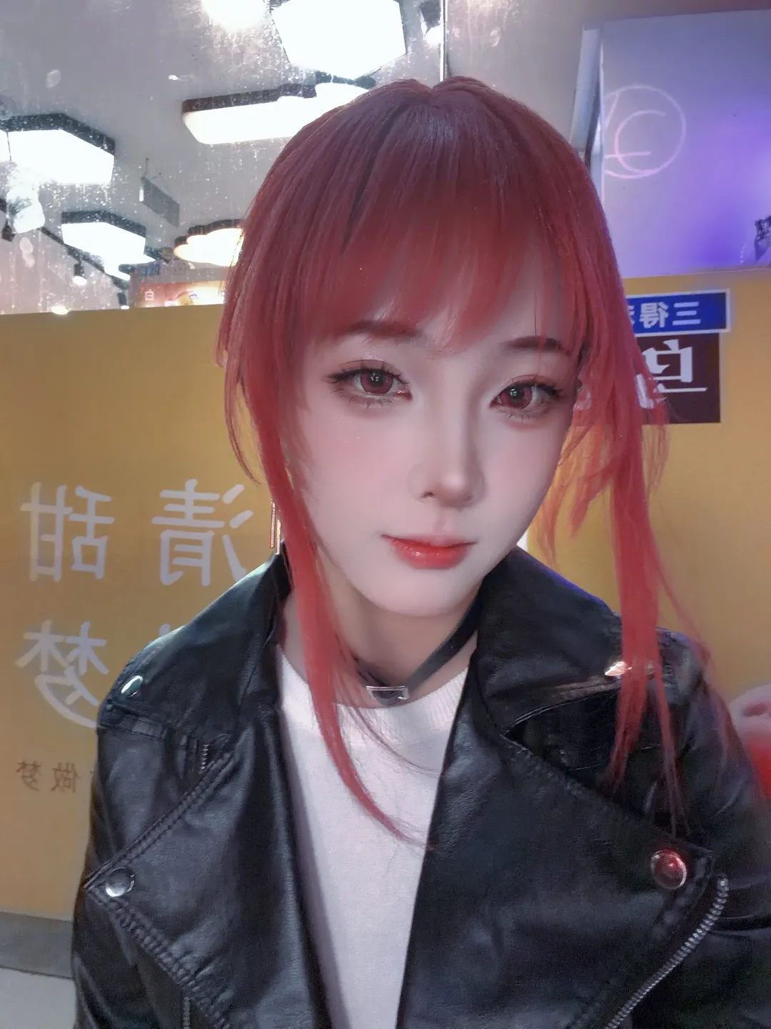 cosplay, 红发假发, 皮衣穿搭, 街头夜景拍摄, 二次元同好