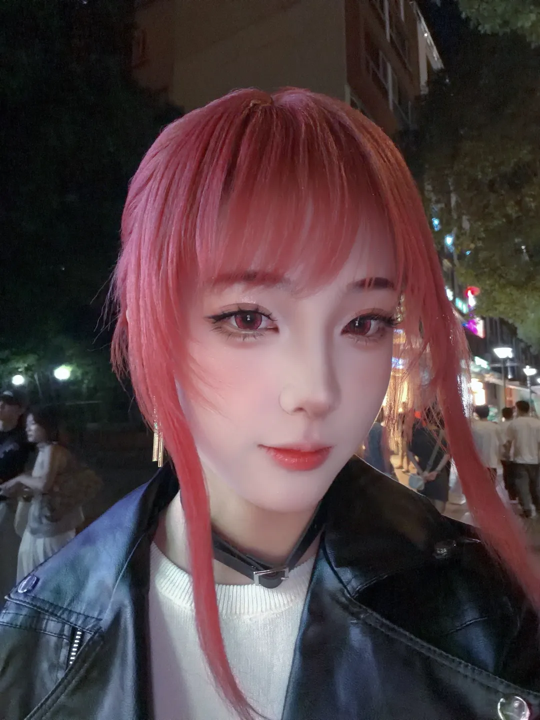 cosplay, 红发假发, 皮衣穿搭, 街头夜景拍摄, 二次元同好 - 第6张