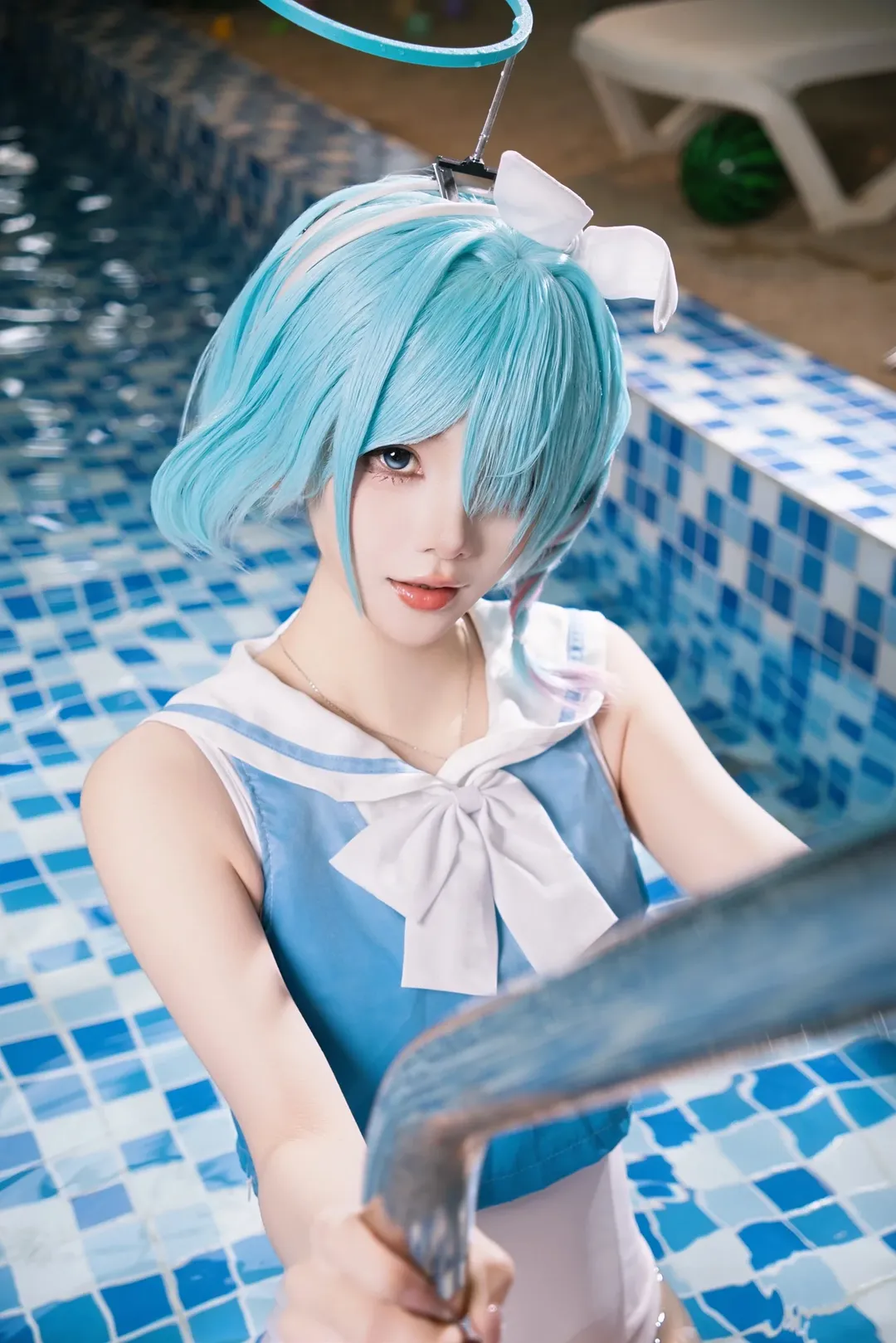 泳装cosplay, 蓝色假发, 阿罗娜cos, 夏日泳池, 水手服写真 - 第1张