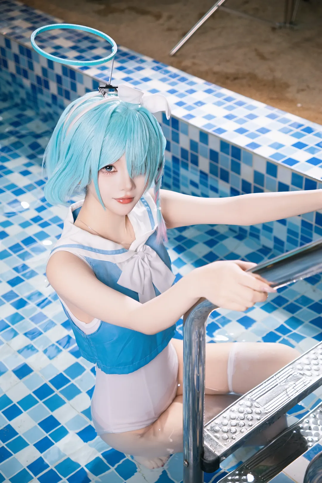 泳装cosplay, 蓝色假发, 阿罗娜cos, 夏日泳池, 水手服写真