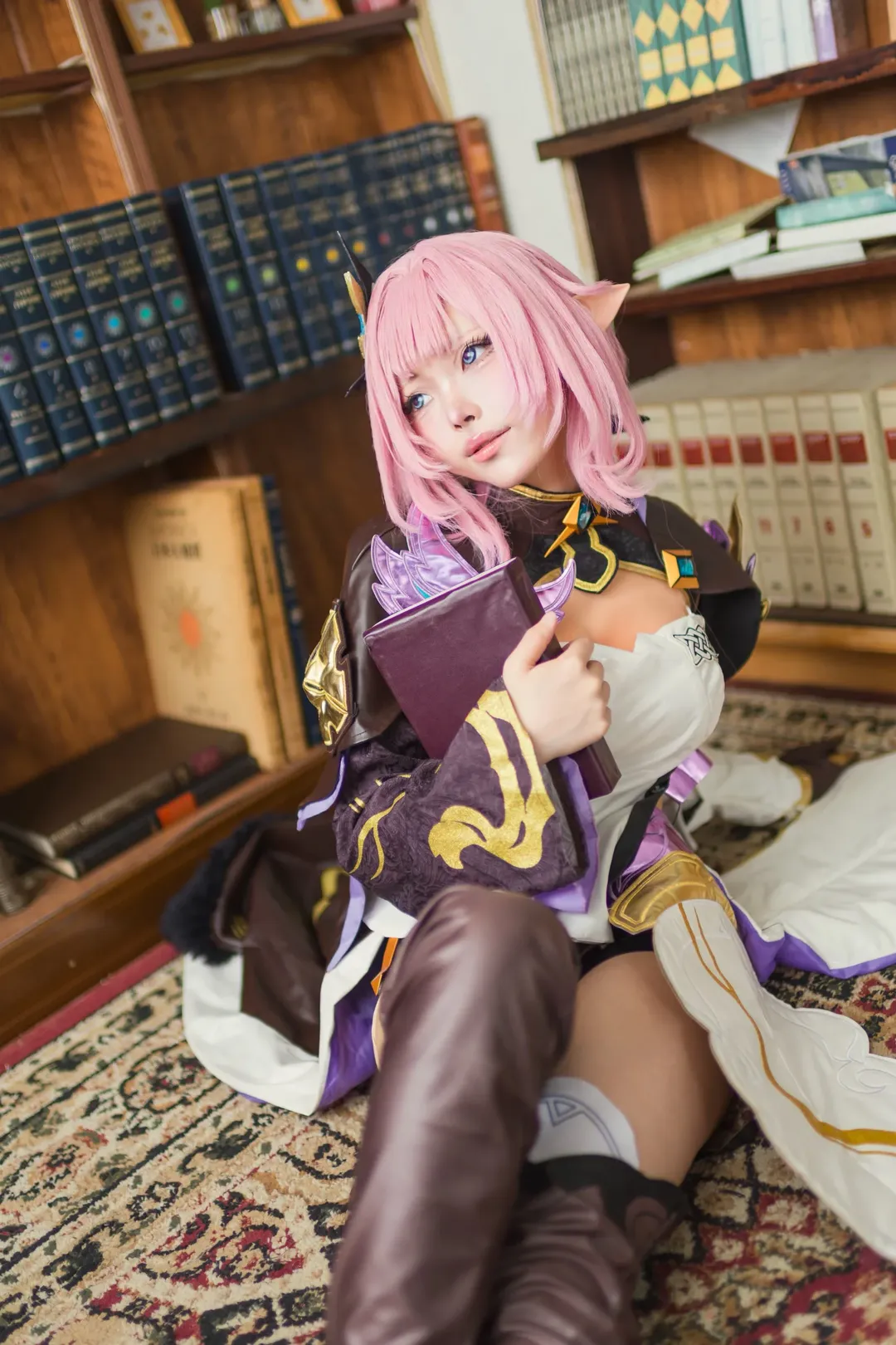 エリシア コスプレ, 崩壊 3rd, エルフ耳コスプレ, ピンクの妖精, 図書館写真