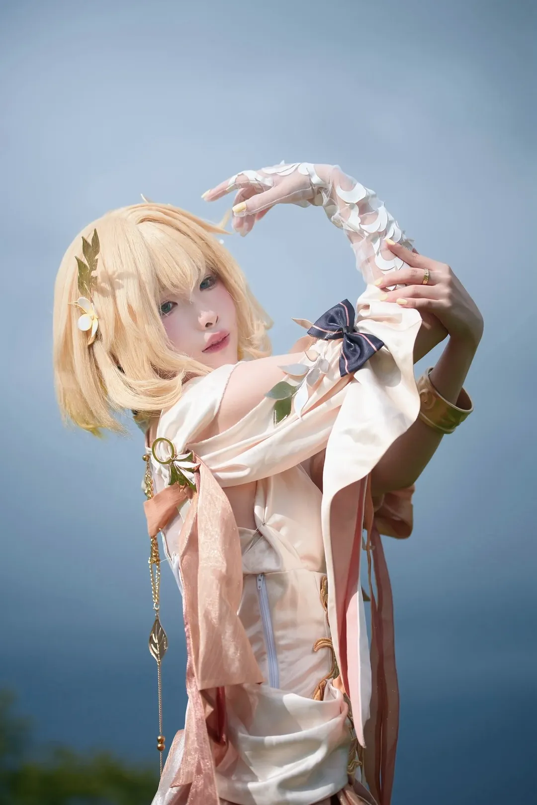 阿格萊雅cos, 崩壞星穹鐵道, 仙氣造型, 戶外cosplay, 金色假髮 - 第1張