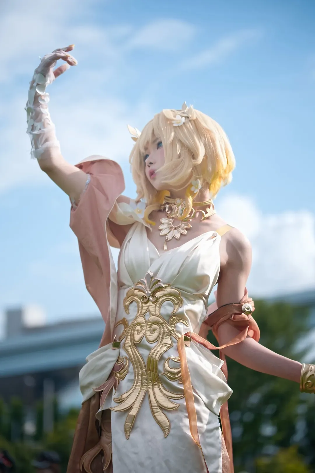 Aglaea Cosplay, Honkai: Star Rail, Ethereal look, Outdoor cosplay, Blonde wig