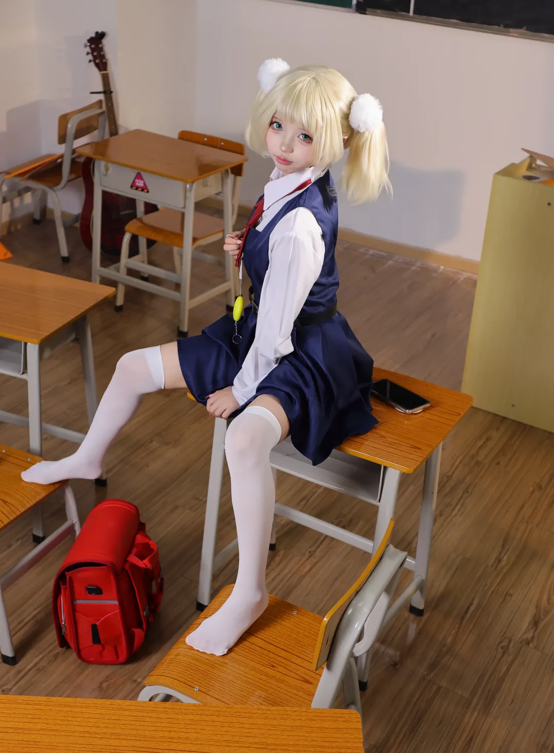 时雨羽衣cos, jk制服, 萝莉神的安魂曲, 白丝双马尾, 教室cos - 第1张