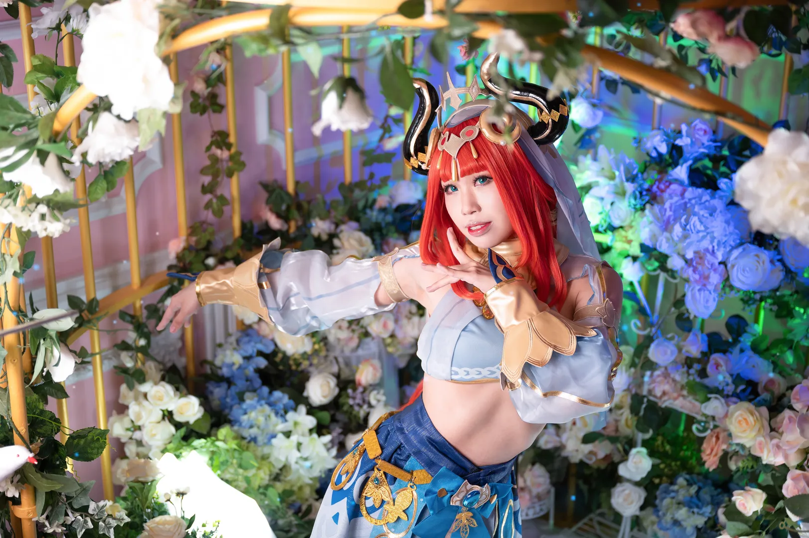 原神, ニィロウ コスプレ, 二次元メイク, コスプレ撮影, 花畑での写真 - 1枚目