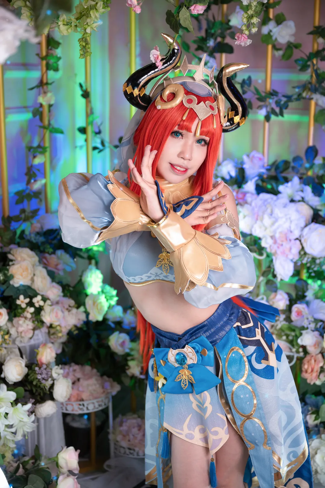 原神, ニィロウ コスプレ, 二次元メイク, コスプレ撮影, 花畑での写真 - 2枚目