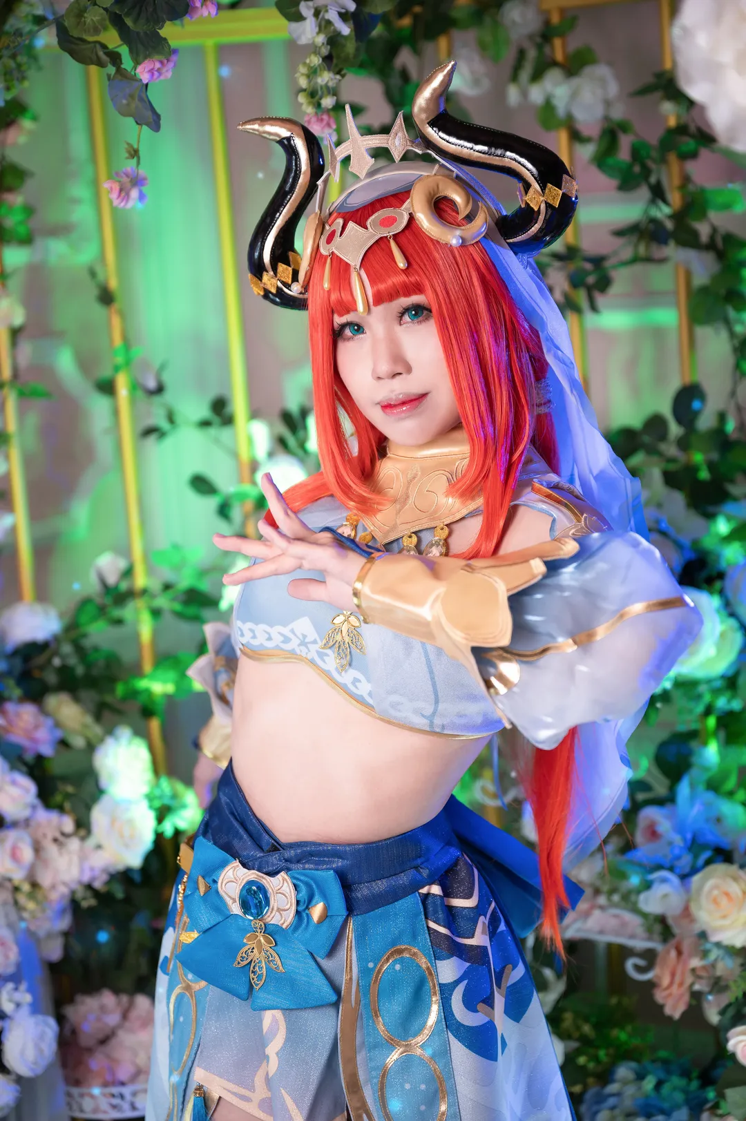 原神, ニィロウ コスプレ, 二次元メイク, コスプレ撮影, 花畑での写真 - 4枚目