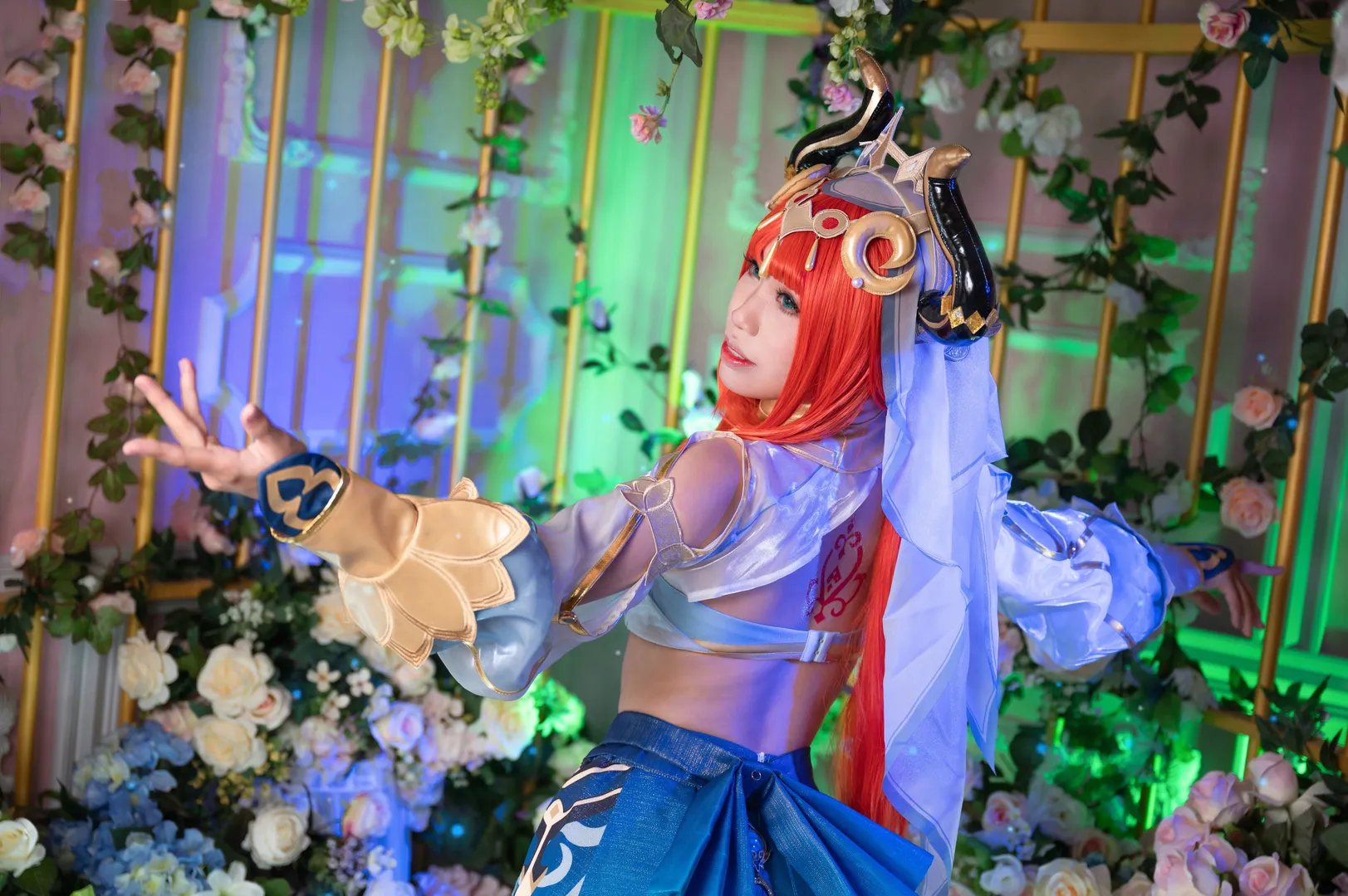 原神, ニィロウ コスプレ, 二次元メイク, コスプレ撮影, 花畑での写真 - 6枚目