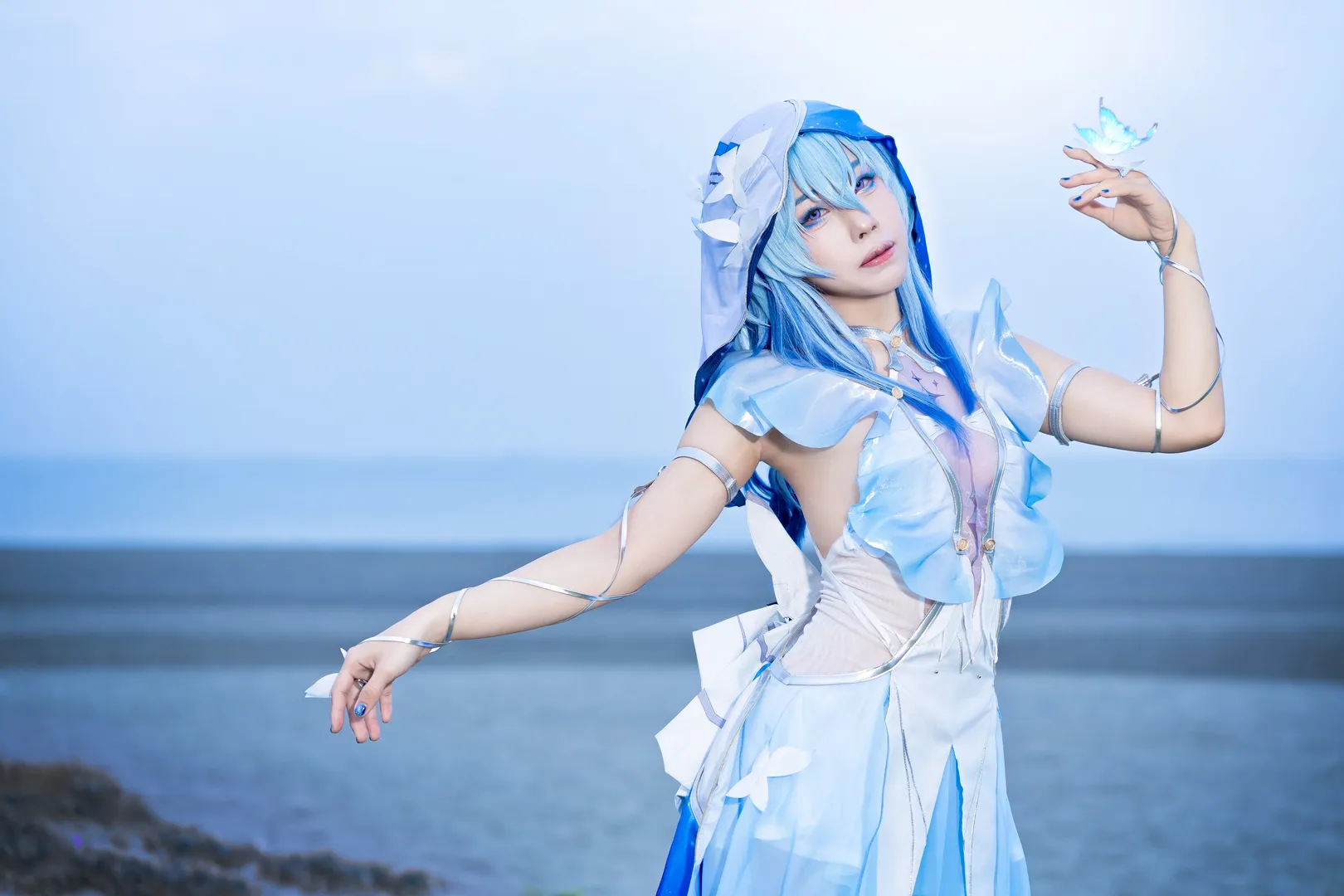 鳴潮, ショアキーパー コスプレ, 海辺のコスプレ, コスプレ撮影, 青白系キャラクター - 2枚目