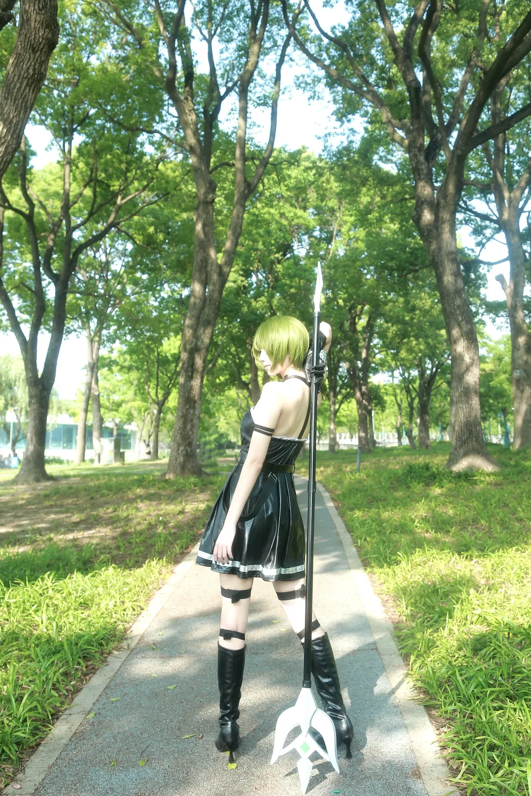 アウトドア撮影, 二次元コスプレ, ユーベルコスプレ, 葬送のフリーレン, 黒レザースカート - 1枚目