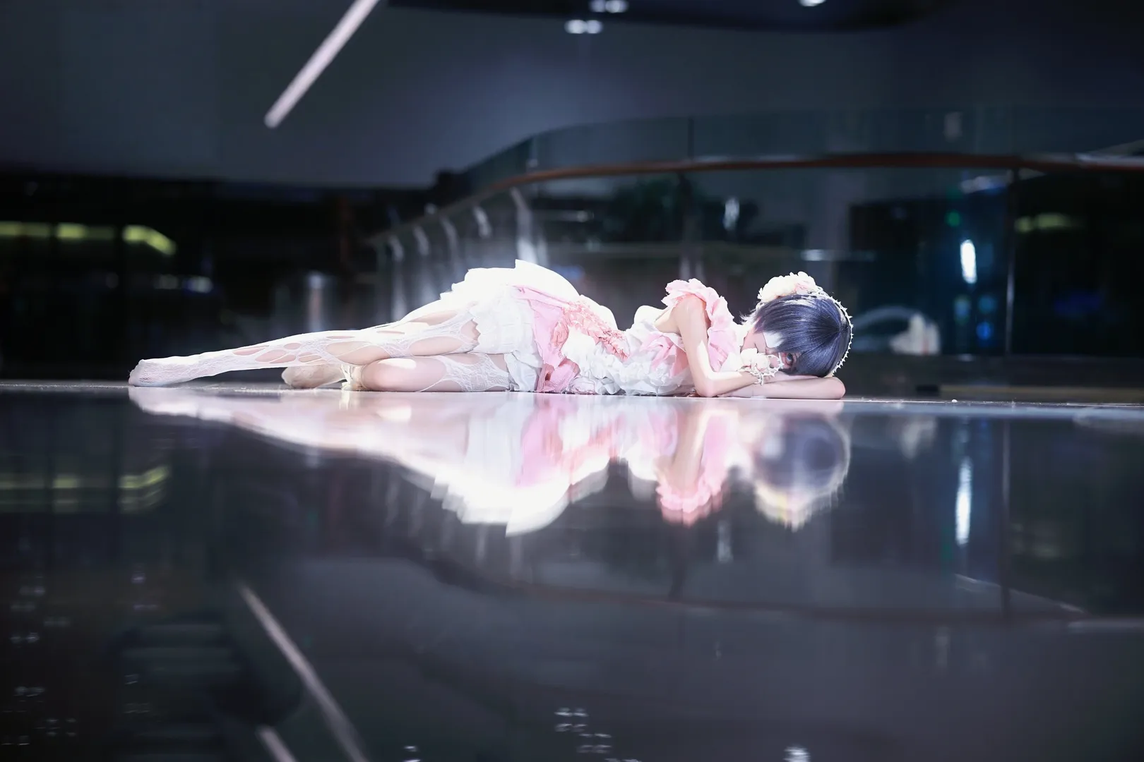 二次元摄影, cosplay分享, 黑执事cos, 镜面倒影摄影, 白色洋装穿搭
