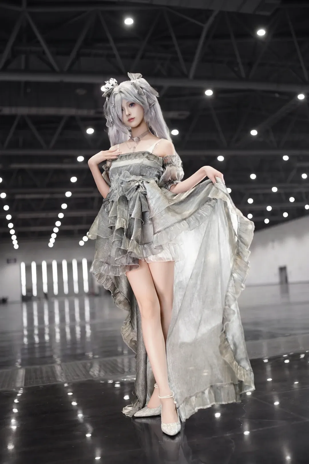 イベント写真, 勝利の女神, コスプレイヤーの日常, 勝利の女神：NIKKE シンデレラ コスプレ, シルバーグレーのドレス - 1枚目