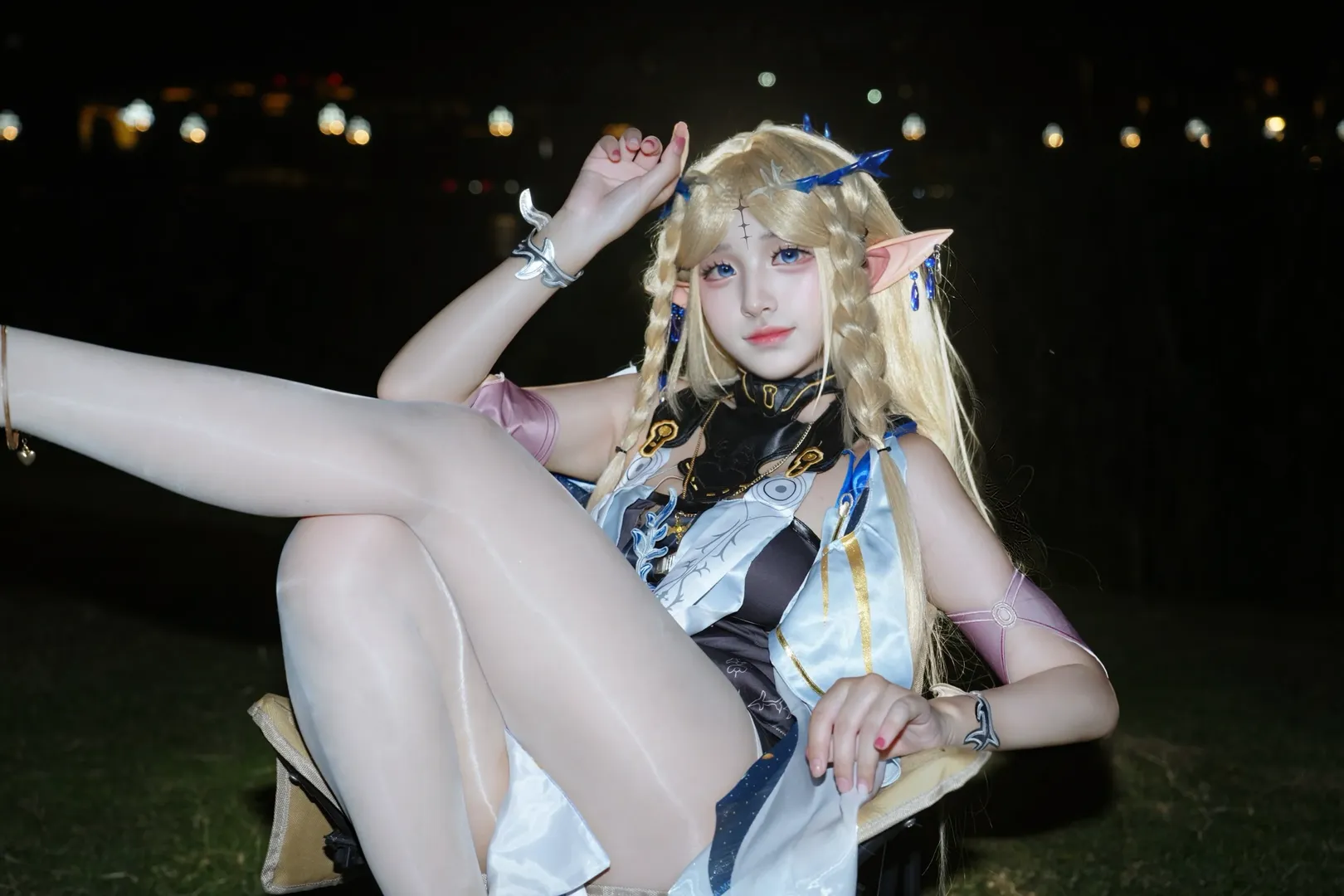 卡提希娅cos, 精灵耳cosplay, 户外夜景人像, 白丝穿搭记录, 梯子道具摄影