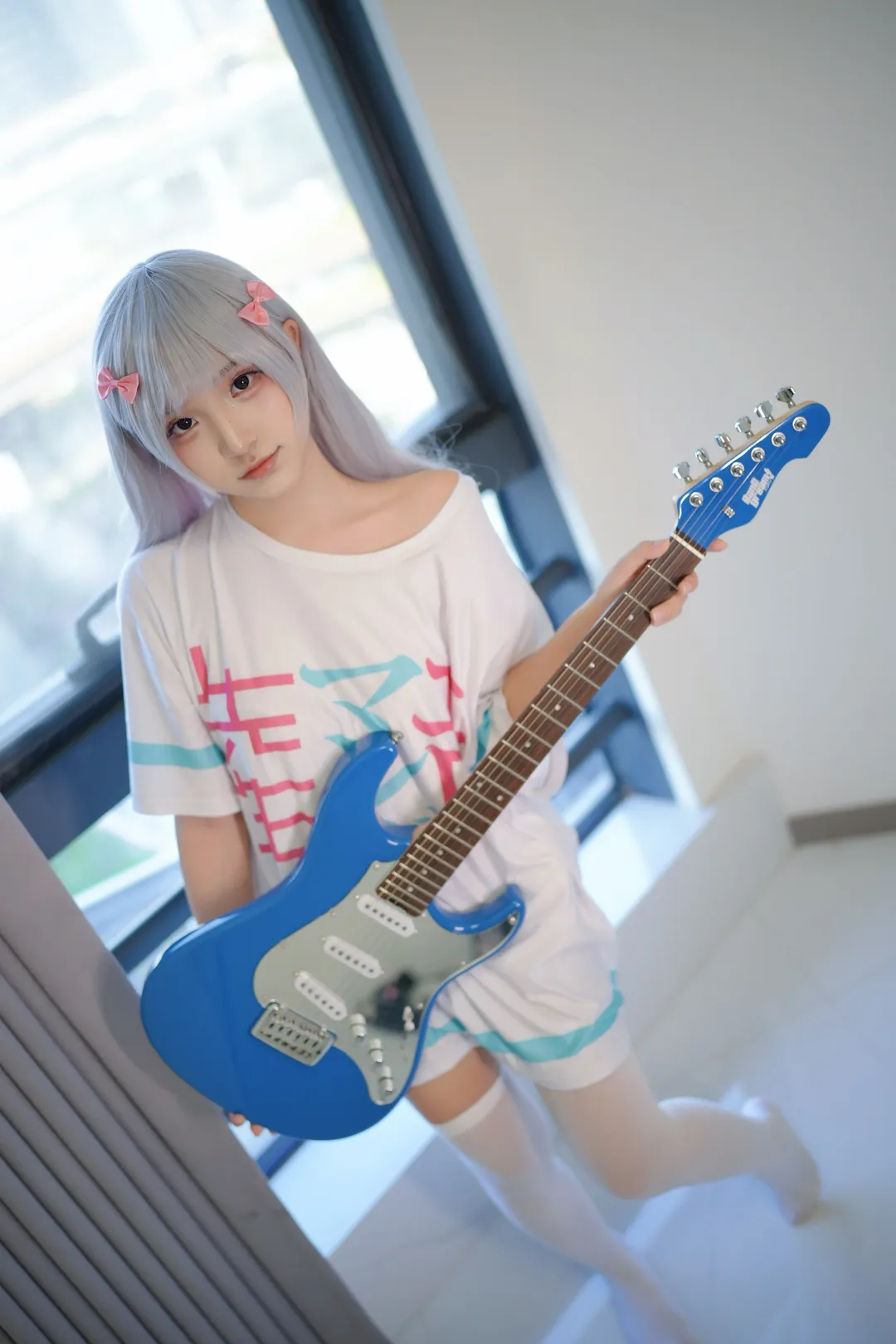 エロマンガ先生, 和泉紗霧 コスプレ, 部屋着コス, 白ストッキングコスプレ, エレキギター小道具 - 3枚目