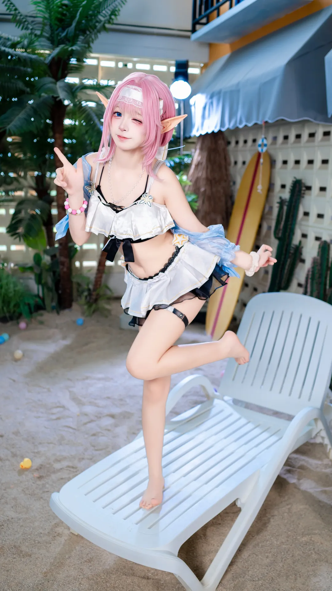 爱莉希雅cos, 二次元cosplay, 夏日泳装, 泳池拍照, 玩水季节