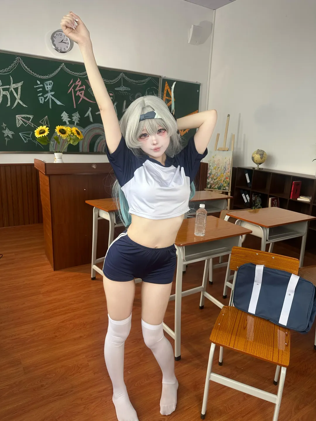 崩坏星穹铁道, 流萤cos, 白丝穿搭, 教室写真, 体操服cosplay - 第1张