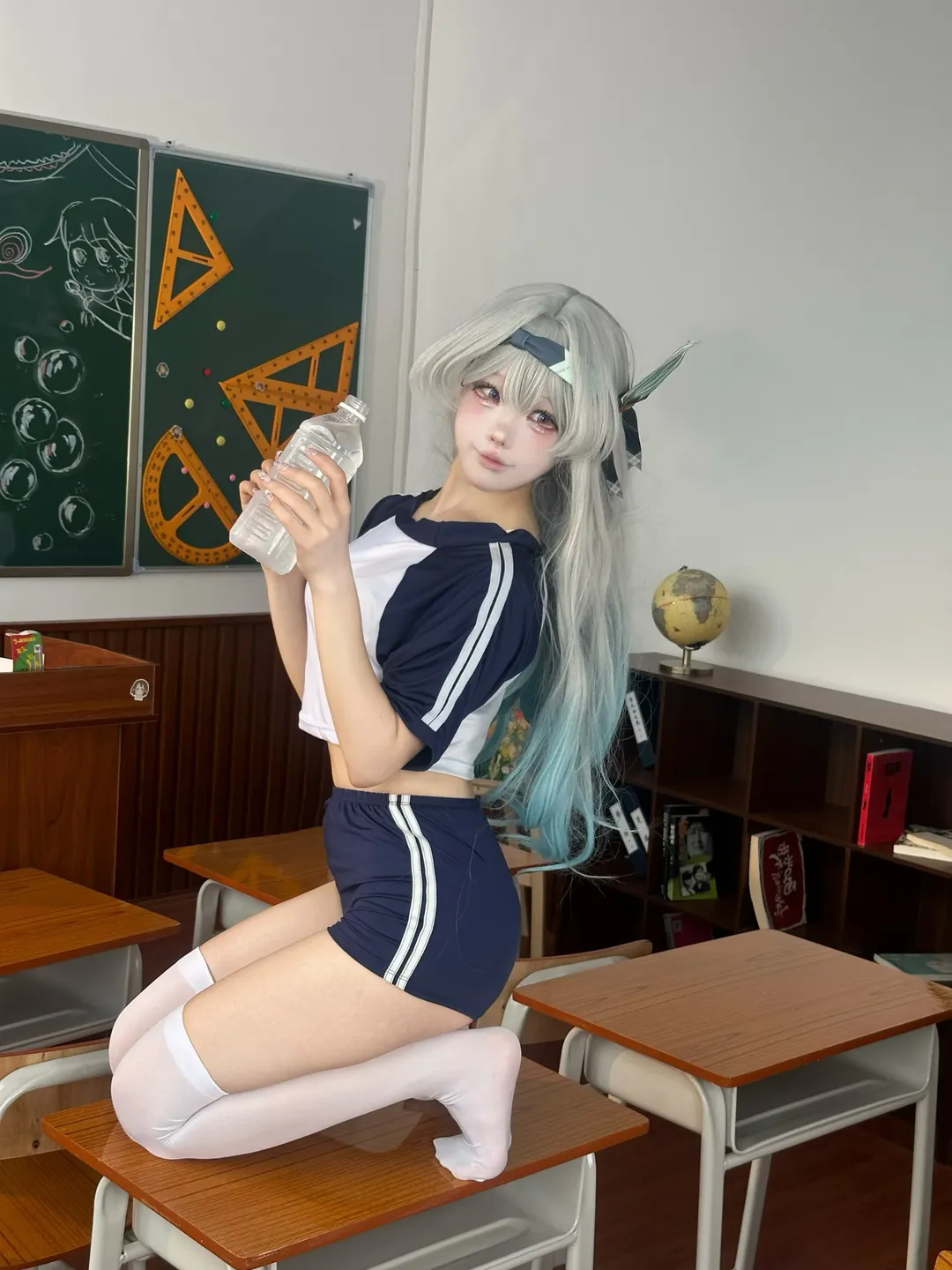 崩坏星穹铁道, 流萤cos, 白丝穿搭, 教室写真, 体操服cosplay - 第3张