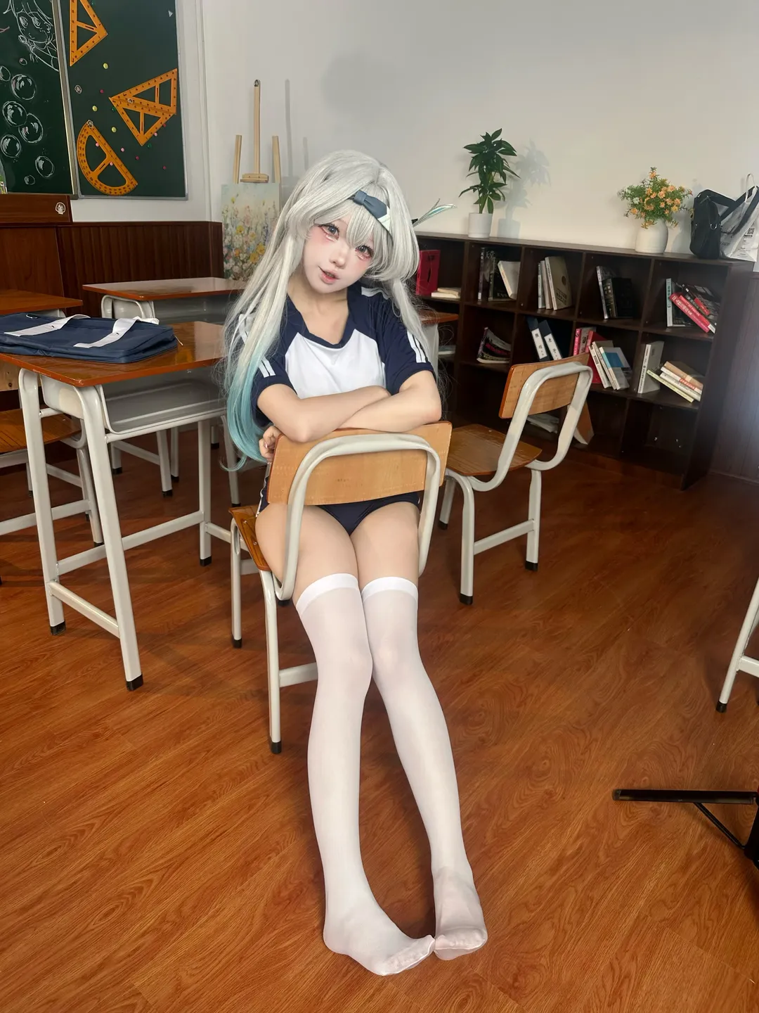 崩坏星穹铁道, 流萤cos, 白丝穿搭, 教室写真, 体操服cosplay
