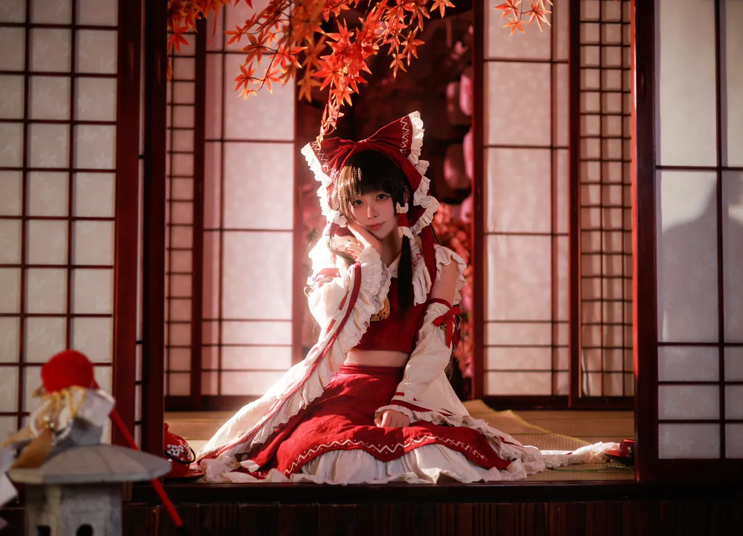 博麗霊夢コスプレ, 東方Project, 紅白配色, 白ニーソコーデ, 和風巫女 - 1枚目