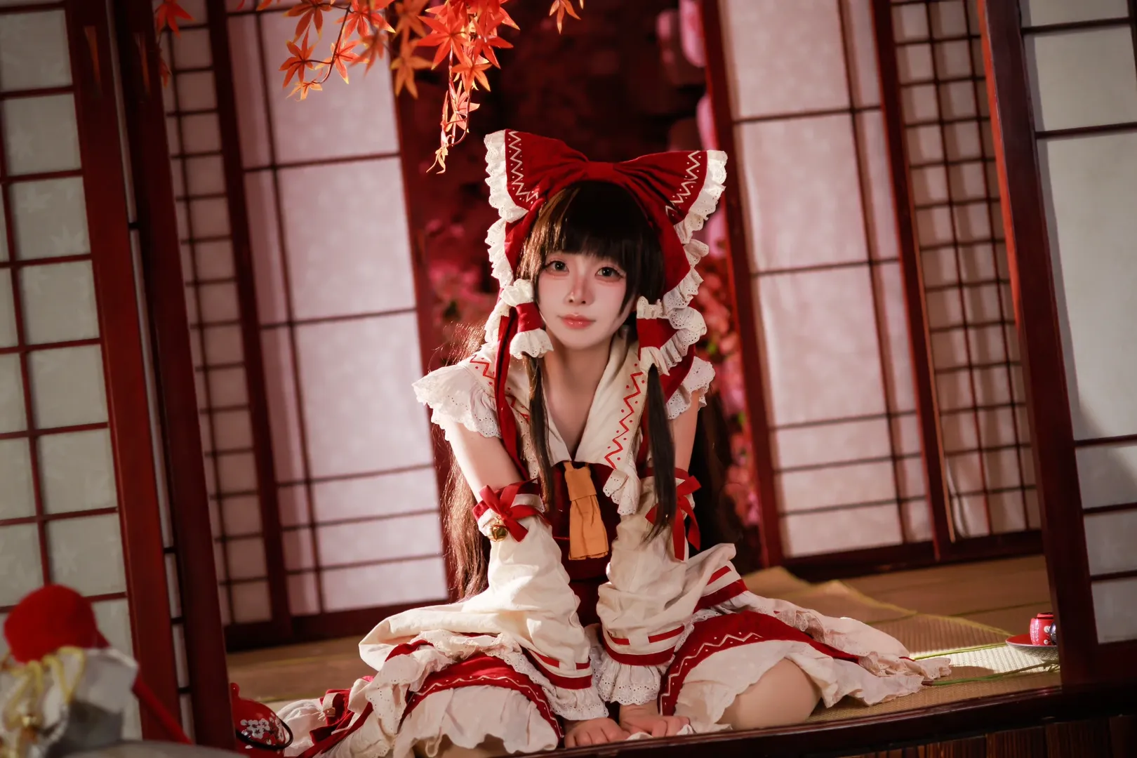 博麗霊夢コスプレ, 東方Project, 紅白配色, 白ニーソコーデ, 和風巫女 - 2枚目