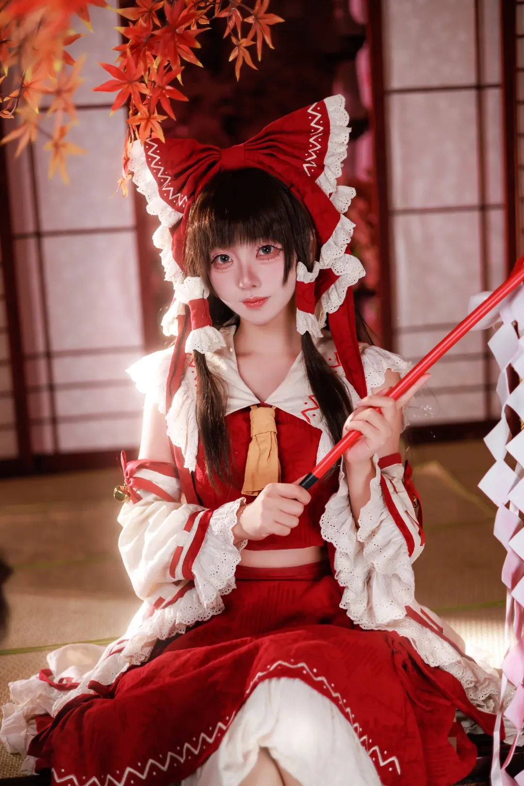博麗霊夢コスプレ, 東方Project, 紅白配色, 白ニーソコーデ, 和風巫女 - 4枚目