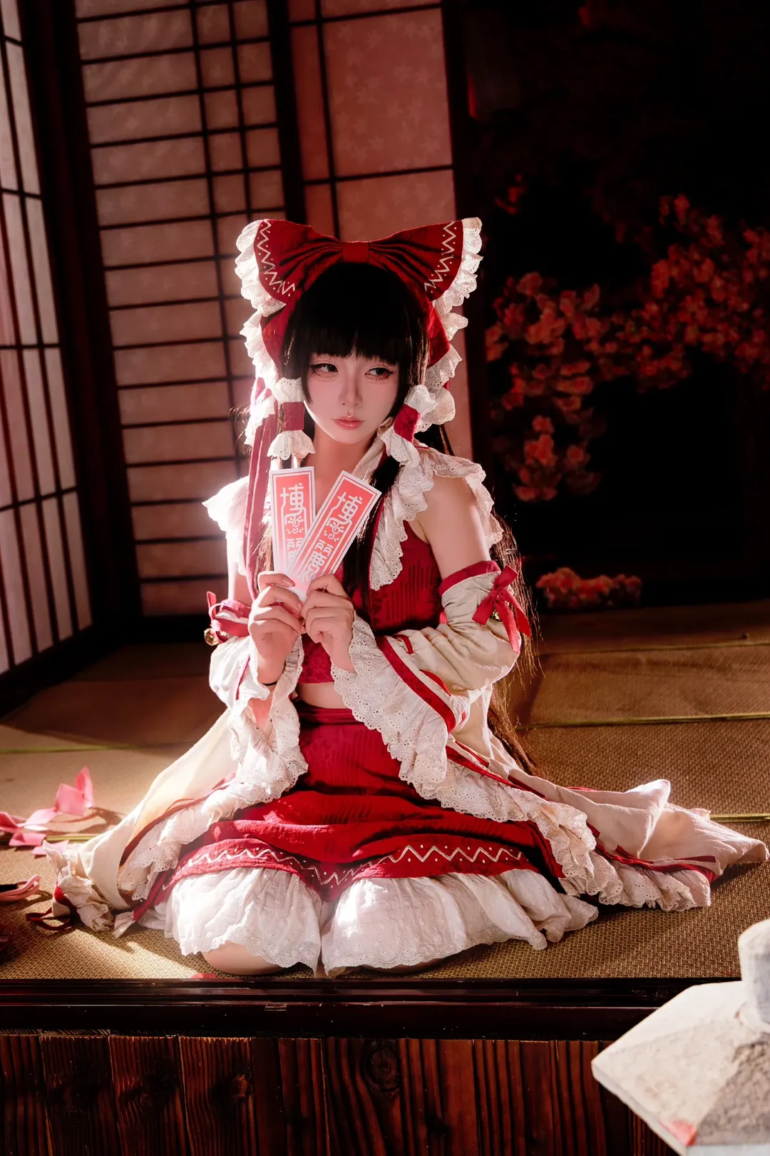 博麗霊夢コスプレ, 東方Project, 紅白配色, 白ニーソコーデ, 和風巫女 - 5枚目